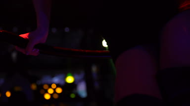 Disko kulüpte işgal gerçekleştirme mini elbise seksi dansçı