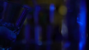 Erkek el kokteyl bar counter Züccaciye Mağazaları ile tutarak closeup çekim parti