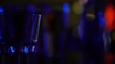 Gözlük ile alkollü kokteyl bar sayaç gece kulübü partide ayakta