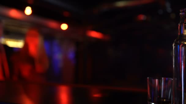 Újonnan megismerni pár megrendelés italok a bár, éjszakai élet, nyugodt légkörben — Stock videók