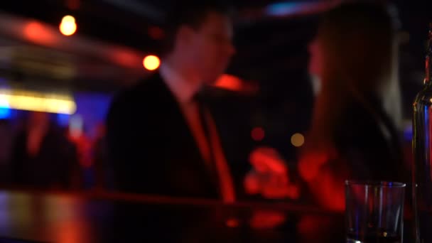 飲酒のカップルのダンスのナイトクラブ、女性、最初のステップは、sti のリスクをキスをする男性 — ストック動画