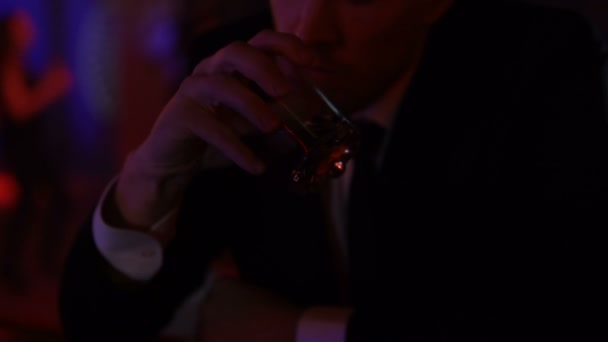 Человек, пьющий в одиночестве в баре, размышляющий над важным решением, исправляющий неудачу — стоковое видео