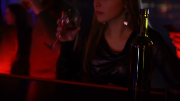 Chica bebiendo vino solo en discoteca, fiesta, concepto de alcoholismo femenino — Vídeo de stock