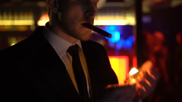 Framgångsrik affärsman röka cigarr, ser på kvinnor i elite strippklubb — Stockvideo