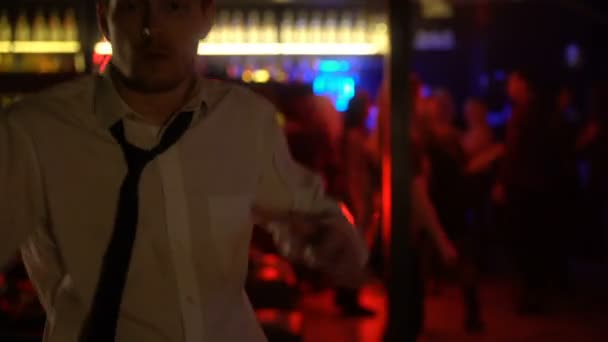 Lustiger junger Mann, der in einem Nachtclub Musik macht, sich entspannen und das Wochenende genießen kann — Stockvideo