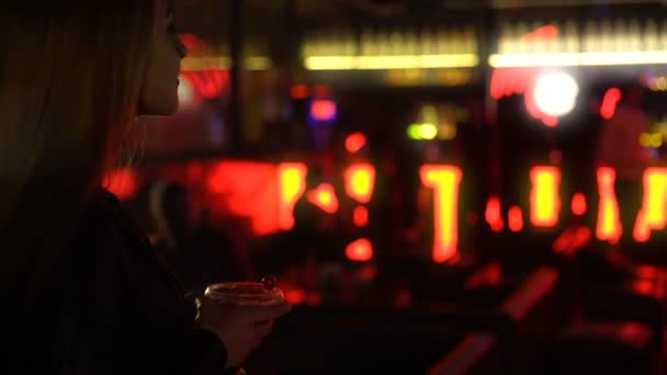 Gut aussehende Frau trinkt Cocktail und tanzt mit jungem Mann in Nachtclub — Stockvideo