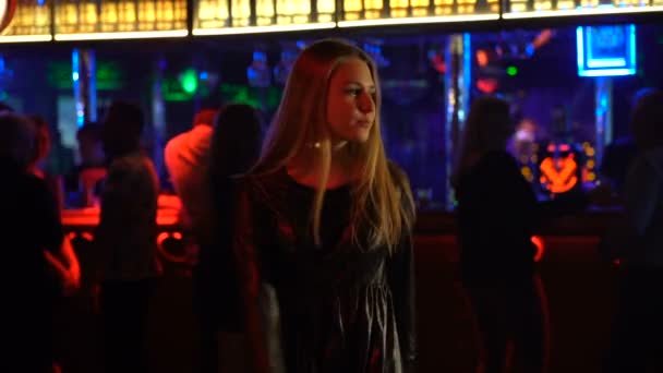 Attractive young lady dancing at night club, man in suit approaching her, disco — Stock Video