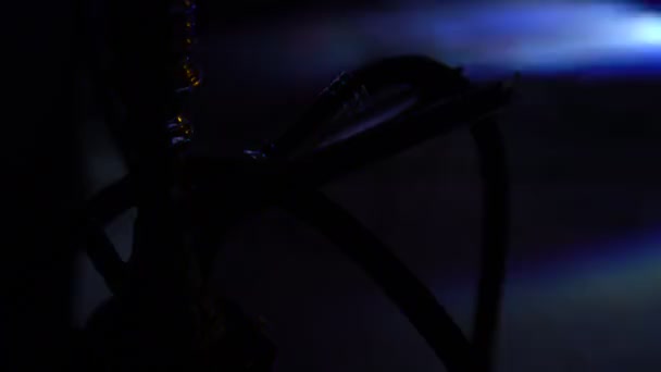 Κοντινό πλάνο του ναργιλέ για κάπνισμα, κατασκευασμένο από μέταλλο και γυαλί στο νυχτερινό κέντρο διασκέδασης — Αρχείο Βίντεο