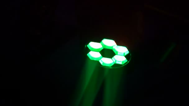 Rotující vícebarevné reflektor v nočním klubu, osvětlení elektronické zařízení — Stock video