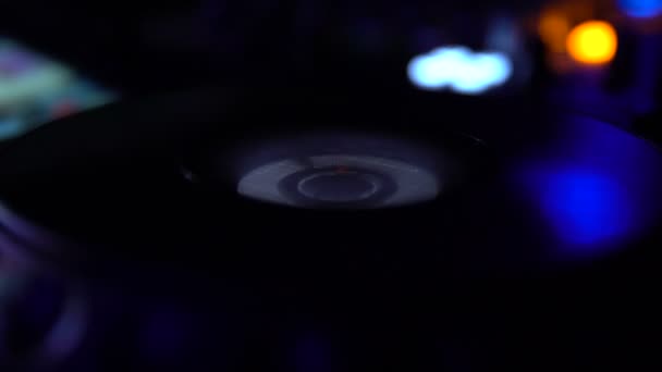 Audio zařízení, vinyl záznam hraní a otočil, noční klub atmosféru — Stock video