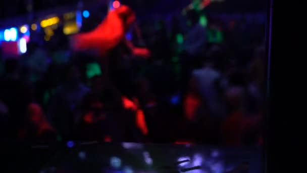 Hosszú hajú go-go táncos teljesít a színpadon, a zsúfolt éjszakai klub, ünnep — Stock videók