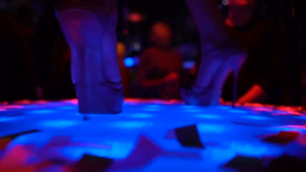 Nahaufnahme von High Heels, professioneller Go-Go-Tänzerin, die in einem Nachtclub auftritt — Stockvideo