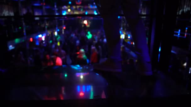 Zufriedene Männer bewegen sich zur Musik und betrachten die Menge, die in einem Nachtclub feiert — Stockvideo