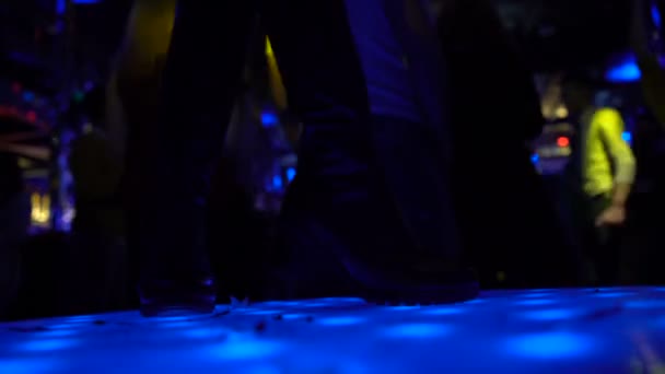 Вид на жіночі танцювальні ноги в шкіряному взутті, що виступають на сцені, нічному клубі — стокове відео