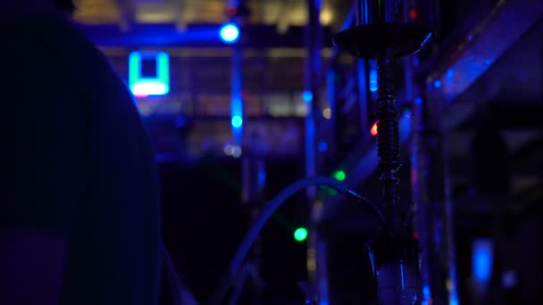 Vattenpipa stående på bord på nattklubb, fest och koppla av rökning, atmosfär — Stockvideo