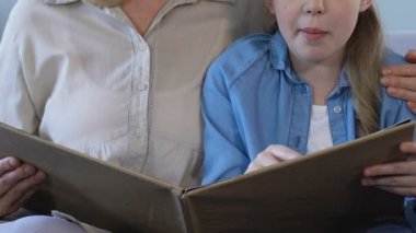 Büyükannesi için yüksek sesle, kitap okuma küçük kız öğrenci aile eğlence birlikte