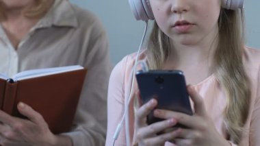 Küçük çocuk Büyükanne, kuşak çatışması ile okuma yerine müzik dinlemek