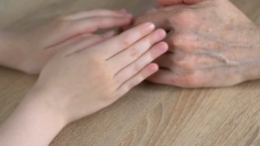 Şefkatle onu Büyükanne eski elinde okşayarak kız sevgi ve saygı aile ilişkisi