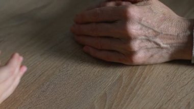 Küçük çocuk Olgun Büyükanne, Şükran ellerini şefkatle dokunmadan eller