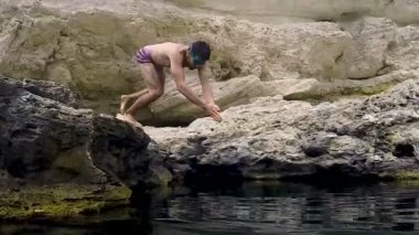 Adam içine su kafa ilk, yapım takla su altında düşük uçurumdan atlama