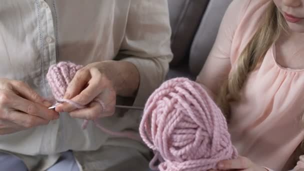 Abuela tejiendo con niña, ocio familiar juntos, artesanías — Vídeos de Stock