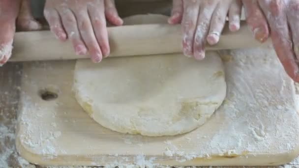 Niña ayudando a la abuela a rodar masa para pastel, hogar, cocina familiar — Vídeos de Stock