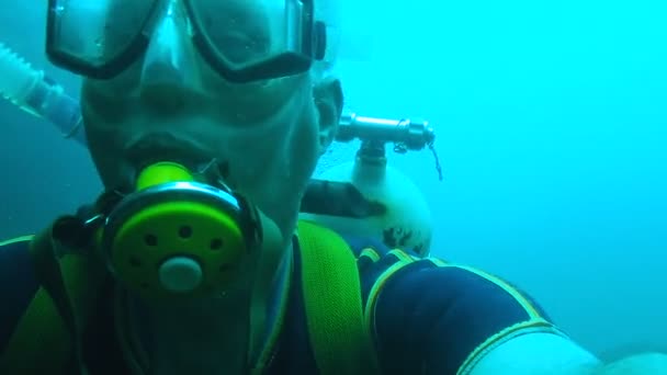 Homme en équipement de plongée se déplaçant sous l'eau, sport récréatif extrême, amateur — Video