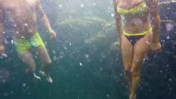 젊은 남성과 여성의 물, 바다, 위에 머리 아래 부동 빠져들 카메라 — 비디오