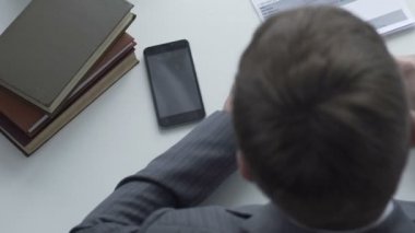 Evrak işlerini yaparken, bilgi, Satılık sözleşme kontrol avukat uygularken adam