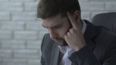 Dizüstü bilgisayar, tüccar hakkında Döviz Kuru, closeup endişeli çalışan yorgun iş adamı
