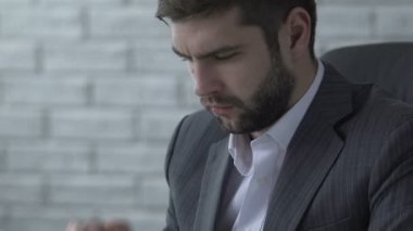 Yapacak işleri müdürü baş ağrısı, zor projeden sorumlu hissediyor