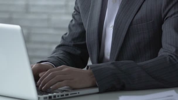 Affärsman att skriva på laptop, funderar över svårt start projekt, närbild — Stockvideo