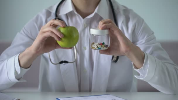 Médico propone alimentos orgánicos en lugar de pastillas, dieta saludable apoya la inmunidad — Vídeos de Stock