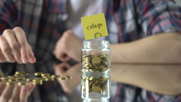 College woord boven de glazen pot met geld, besparingen concept investeringen in het onderwijs — Stockvideo