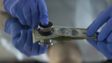 Muayene Doları Döviz kuru bırakarak belirtileri stetoskop ile adam