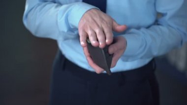 Adam büyük banknotlar demet çanta, enflasyon para amortisman itti.
