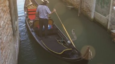 Dar sokak, benzersiz ulaşımda Venedik'te gondol kürek şair