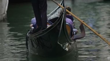 Gondol su, Venedik, İtalya için turistler için taksi üzerinde yüzen turist