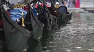 Satırda, su, Venedik turistler için retro taksi üzerinde sallanan gondol Park