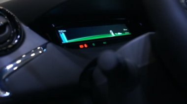 Pil şarjı, şarj istasyonu gezinti panosunda elektrikli otomobil gösterir