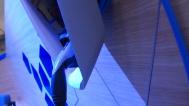 Güç kablosu elektrikli araç şarj istasyonu, alternatif yakıtlar alarak adam