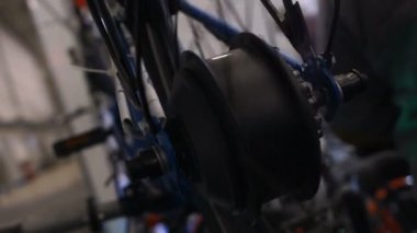 Bisiklet tekerleği ile iplik, teknoloji expo, servis ve tamir dükkanı ışık