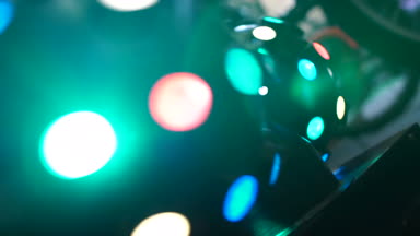 Renkli sahne ışıkları yanıp sönen ve döndürme, modern disko aydınlatma donanımları