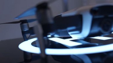 Modern quadcopter yüksek teknoloji expo, video ve fotoğraf önünde çekim fotoğraf makineleri