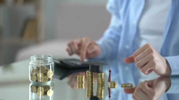 Homem contando renda, economizando dinheiro para estudo, se preocupa com o futuro das crianças — Vídeo de Stock