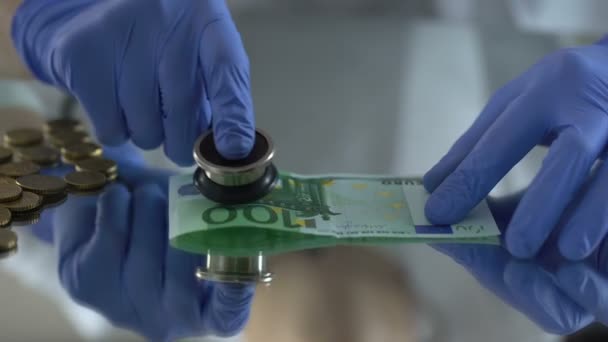 Examen du billet en euros avec stéthoscope, concept des symptômes de gonflement — Video