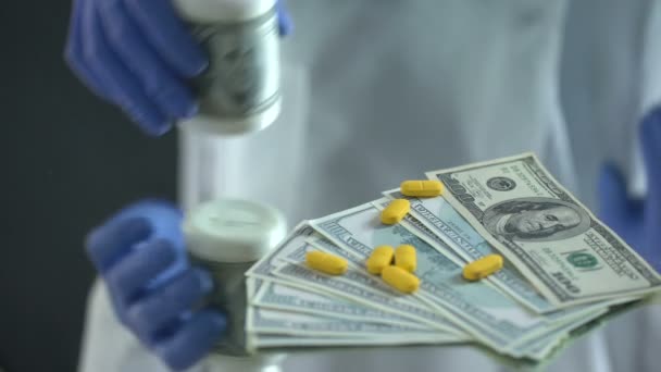 Ученый сбрасывает таблетки на доллары, дорогие лекарства, фармацевтический бизнес — стоковое видео