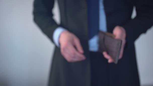 Mann gibt Bündel von Dollars, Kauf im Geschäft, Zahlung einer Strafe, Schmiergeld — Stockvideo