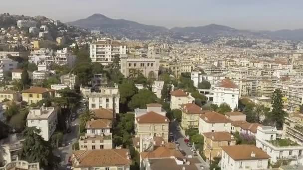 Коттедж в ухоженном французском районе Ниццы, аренда, вид с воздуха — стоковое видео