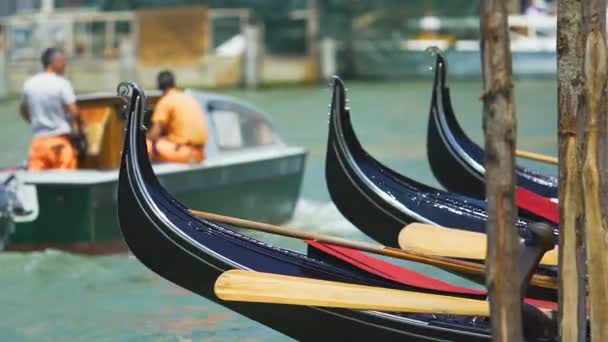 Gondolas balanceándose en el agua, bote de rescate con salvavidas flotando en el fondo — Vídeo de stock